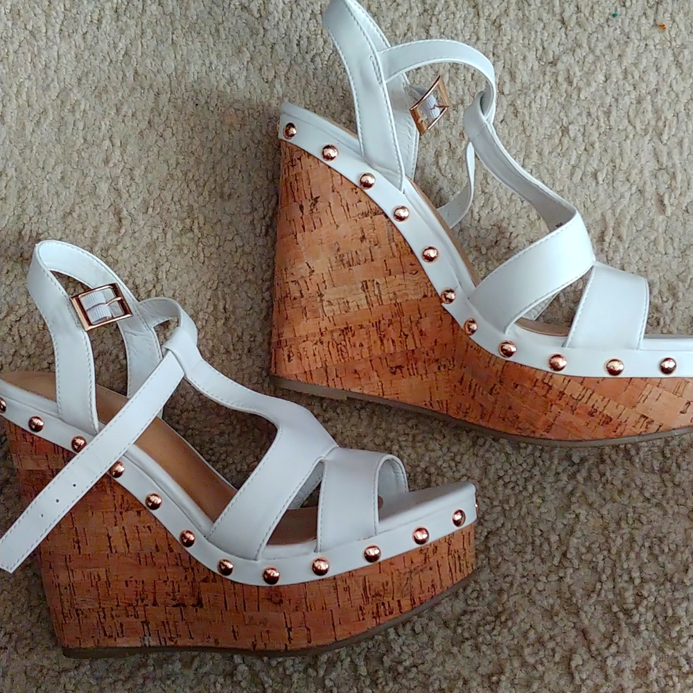 Shoe dazzle White w gold rivets wedged platform heels